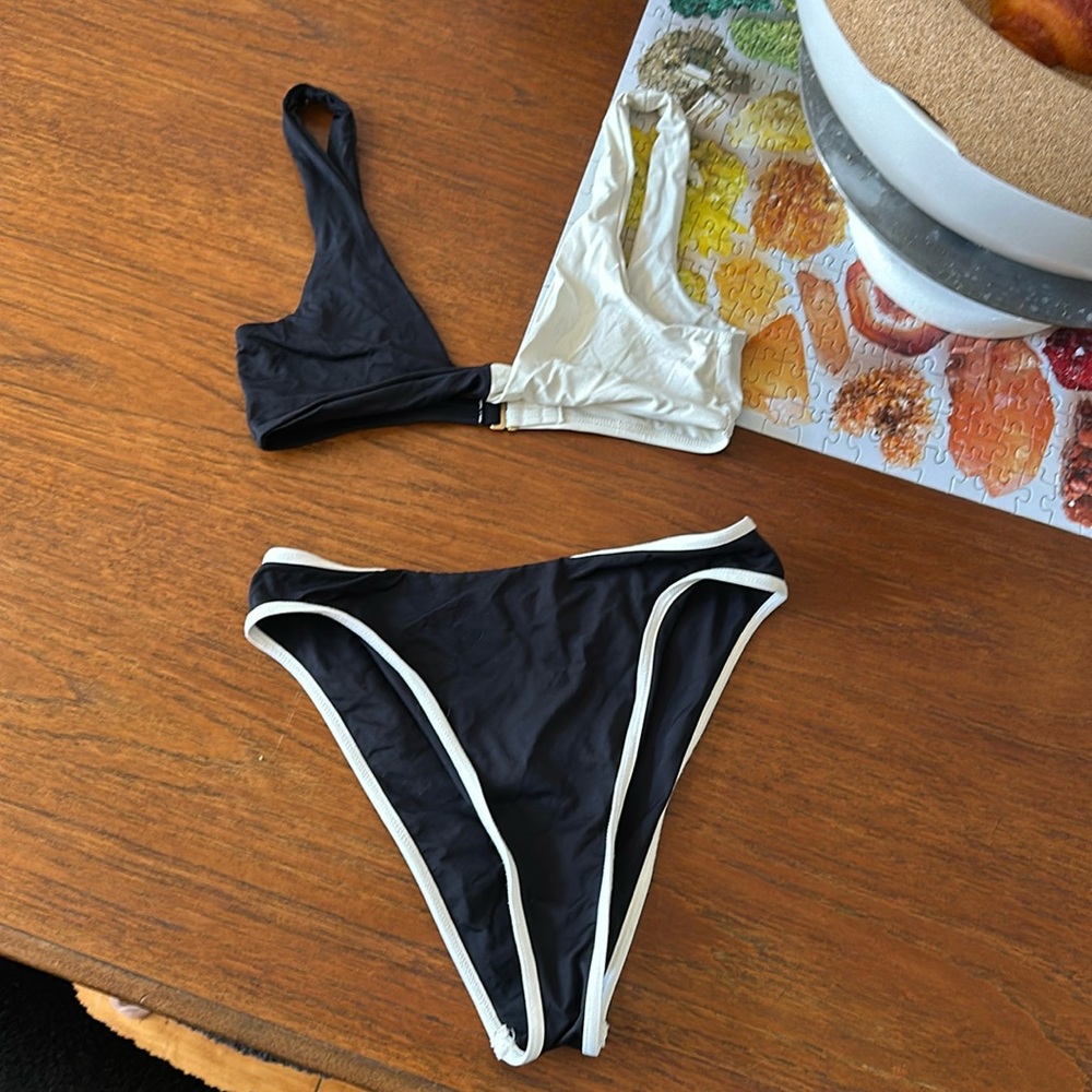 l*space black and white bitsy bikini 🖤🤍